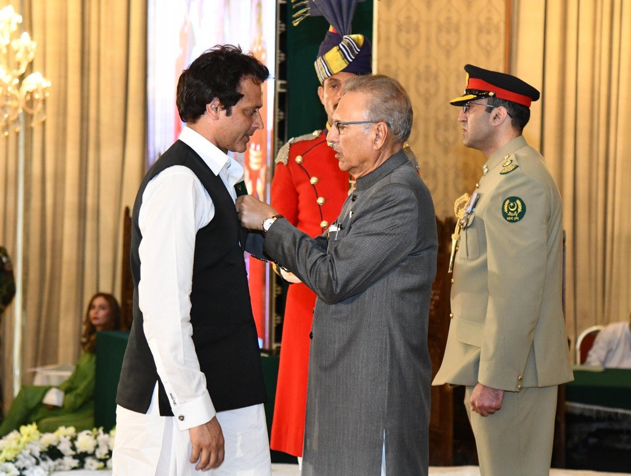 President Arif Alvi giving civil award